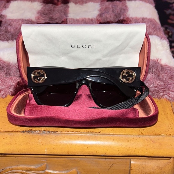 Black and gold authentic Gucci sunglasses - Picture 2 of 4